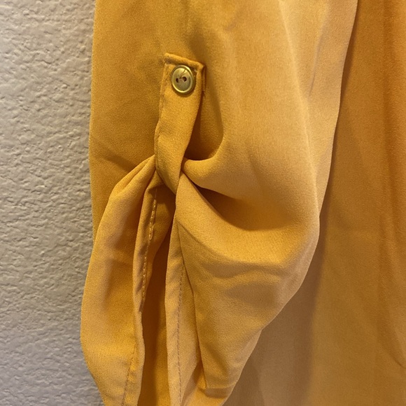 Coco and Main blouse size XL in mustard color 100% polyester in great condition - Picture 4 of 6